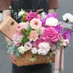 馨賞-進口康乃馨提籃花-送蜂蜜蛋糕(8片裝)