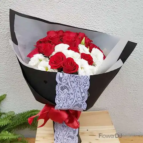 紅白相間的浪漫-混色玫瑰花束